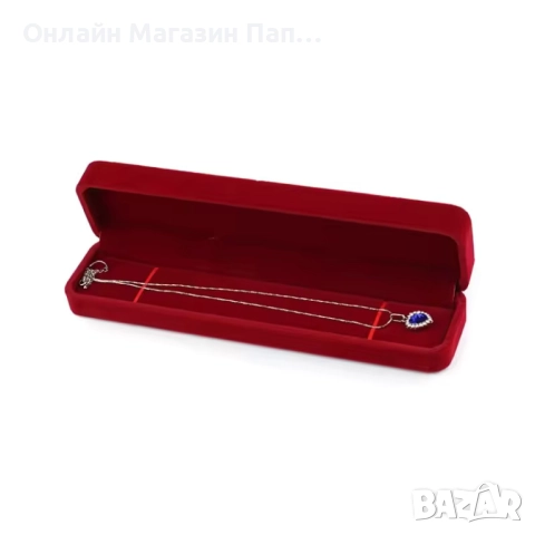 Кутия от Червено Кадифе за Колиета – Елегантна Кутия със Заоблени Ъгли