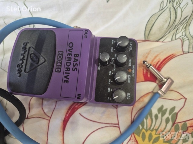 Бас китара squier (розова) и усилвател rumble 15, снимка 5 - Китари - 52538571