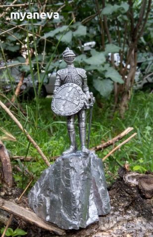 Скулптура на рицар  , метална с богата орнаментика , снимка 6 - Статуетки - 45879068