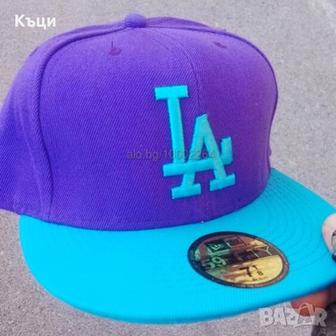 шапка с права козирка. 