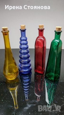4 шишенца, цветно стъкло и различна форма. Подходящи за направа на билково олио...