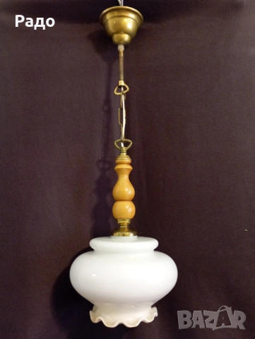 Красив полилей с бял стъклен абажур