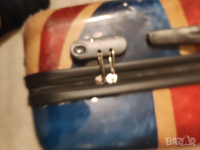 Куфар с твърди полипропиленови стени,  4 колелца, на цип с шифър, с разтегателна дръжка, снимка 9 - Куфари - 52344325