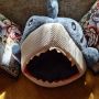 Ново пухено легло-акула за коте