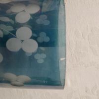 ретро синя стъклена ваза с гравирани цветя, снимка 10 - Антикварни и старинни предмети - 45620393