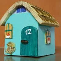 Цветна дървена къщичка , снимка 1 - Сувенири от дърво - 45422575