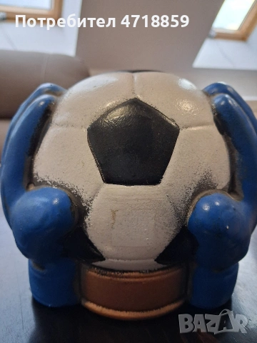 Касичка футболна топка с ръкавици.