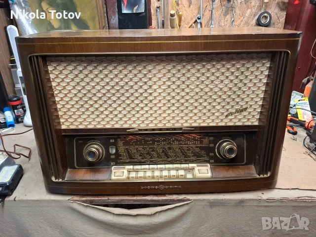 Продава се старинно дървено радио . 
