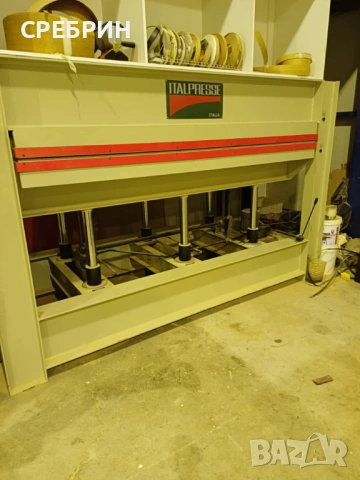 По заявка като нова топла хидравлична преса с размери 3000 на 1300 мм нагряване с масло 