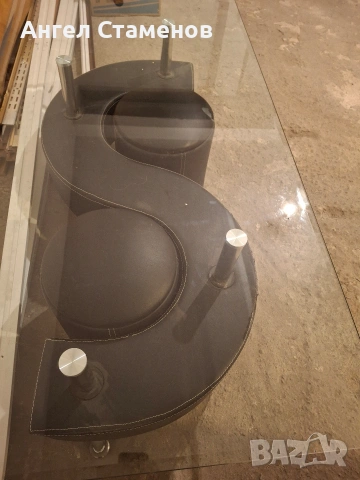 Продавам стъклена маса.