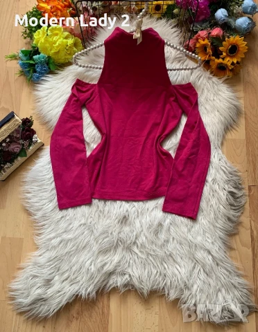 Цикламена блуза с голи рамена