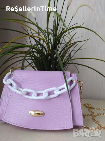 Дамска чанта от еко кожа , лилава, с бяла верига