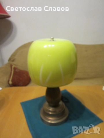 Дизайнерска настолна лампа със зелен стъклен абажур , снимка 3 - Настолни лампи - 49012478