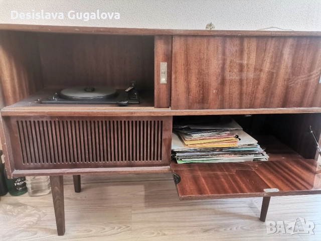 Музикален шкаф Лира 68 +плочи, снимка 2 - Антикварни и старинни предмети - 52773440