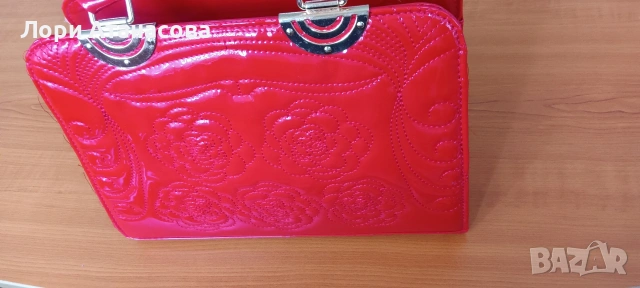 Лачена червена чанта среден размер с две дръжки и дълга дръжка , снимка 2 - Чанти - 54015483