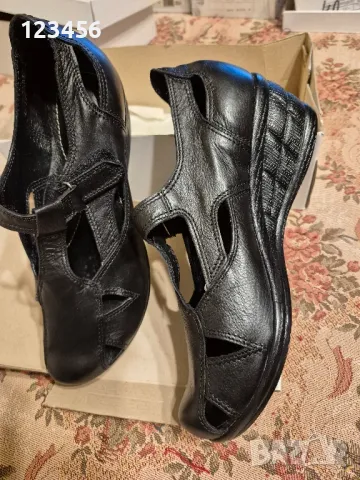 Нови черни полуотворени обувки на платформа