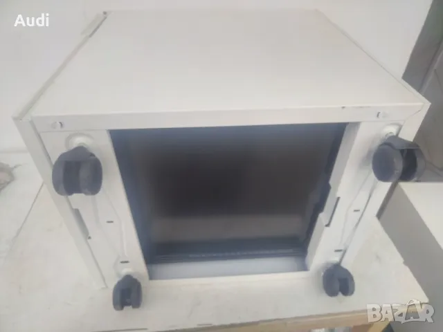 Продавам два броя метални шкафове на колелца с ключ за инструменти, лични вещи., снимка 4 - Куфари с инструменти - 49873550