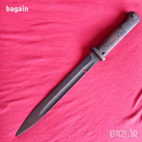 Уникален щик с дупка от шрапнел.