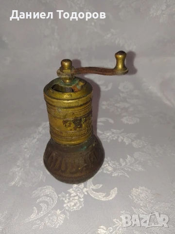 Стара бронзова мелница за кафе и подправки , снимка 4 - Антикварни и старинни предмети - 51386512