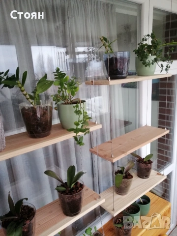 Висяща етажерка с дървени плотове 