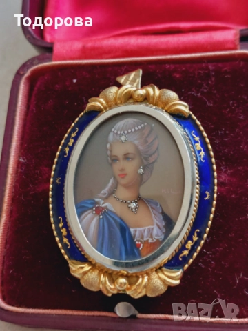 Уникално красив златен медальон злато 750 с емайл поставени три брилянта и два рубина, снимка 2 - Колиета, медальони, синджири - 52030486