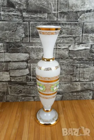 Две стъклени бели вази - Бохемия, снимка 2 - Вази - 49652804