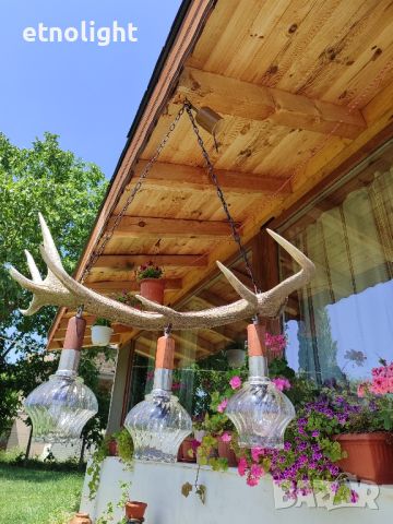 Уникален полилей изработен от рога от благороден елен с 8 разклонения и 3 красиви стъкленици , снимка 1 - Лампи за таван - 46157641