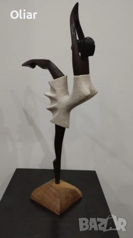 Прекрасна статуетка на балерина от дърво. 
