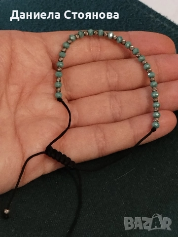 Гривна на конец със сребърни топчета и мъниста в тюркоазено