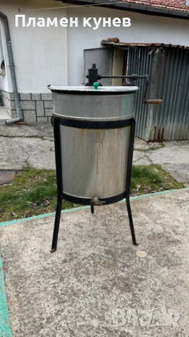Продавам центрофуга за мед 3-рамкова, ръчна от хром-никел (инокс) , снимка 2 - За пчели - 54176028