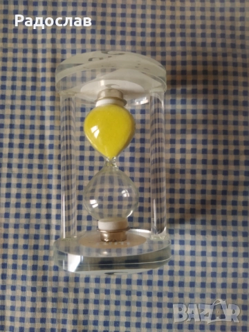 стъклен пясъчен часовник 