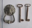Старо чукало за врата и 2 големи ключа, снимка 1 - Антикварни и старинни предмети - 45763388