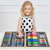 Детски комплект за рисуване - 180 части. Куфарът е изработен от дърво. Съдържа - 20 бр. цветни молив, снимка 2 - Рисуване и оцветяване - 45688056