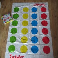Игра TWISTER на HASBRO за 6+ годишни , снимка 4 - Игри и пъзели - 45698186