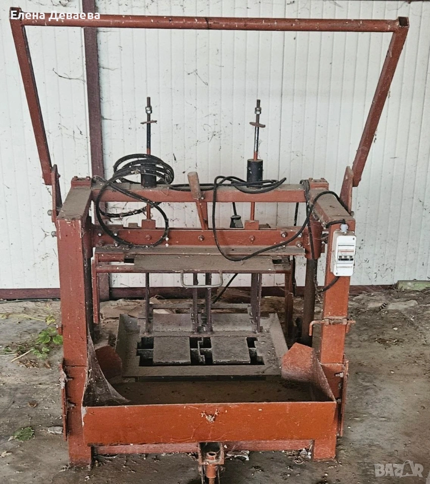 Вибрираща прес за тухли, състояние като ново (3 калъпа), снимка 1