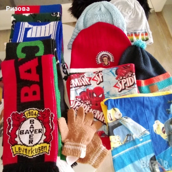Подарявам шалове и шапки ,шест броя , снимка 1