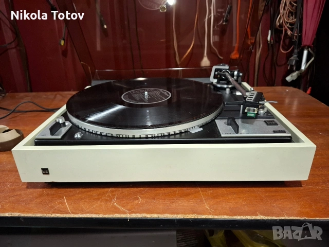 Продава се грамофон Dual CS1249.