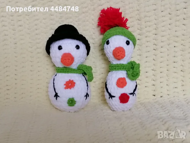 Плетени играчки на една кука снежковци и зайче 