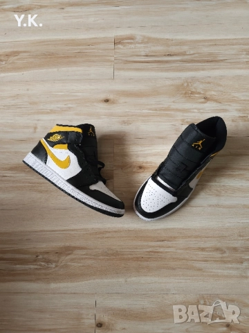Оригинални мъжки кецове Nike Air Jordan 1 Mid White Pollen Black, снимка 7 - Кецове - 52129047