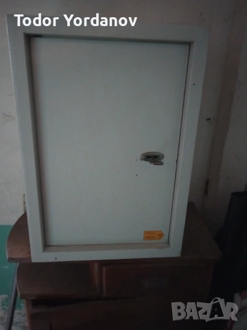 продавам каса за патрони и пистолет и документи