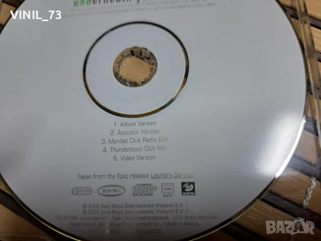 Shakira – Underneath Your Clothes, снимка 3 - CD дискове - 50320357