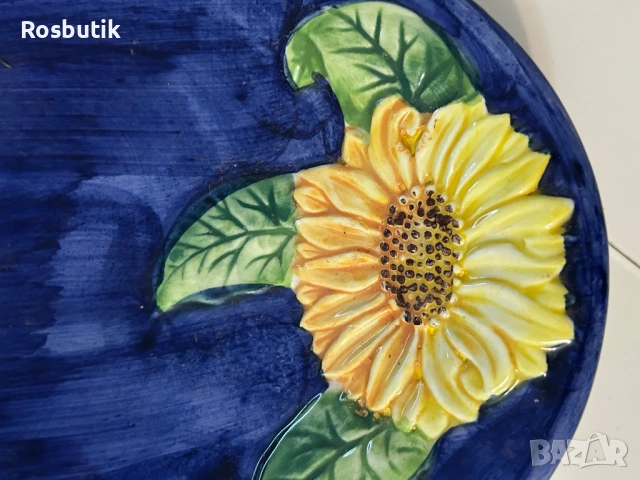 Италианска порцеланова чиния с релефни цветя 