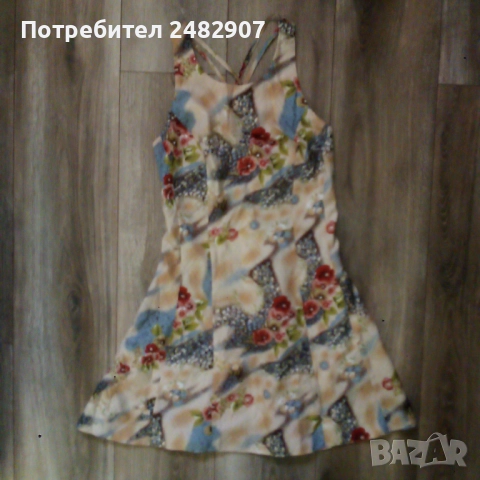 Дамска рокля с ефектен гръб