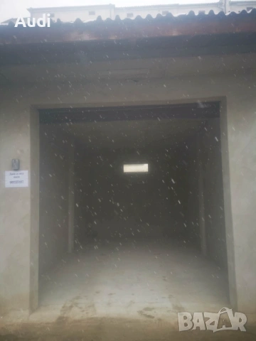 Собственик дава под наем тухлен масивем гараж с ток 25кв.м. Осветление с 4 броя LED пури.  В. Търнов, снимка 3 - Гаражи и паркоместа - 53232984