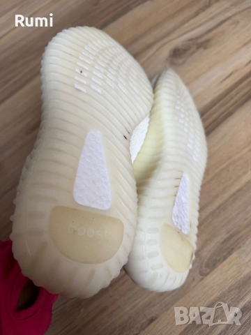 Оригинални маратонки Adidas Yeezy Boost 350 V2! 39 н, снимка 7 - Детски маратонки - 52179837