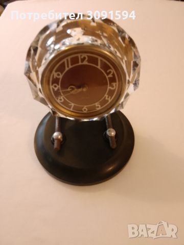 Стар руски часовник със кристал  Маяк работещ, снимка 1 - Антикварни и старинни предмети - 46304807