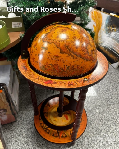 Дървен бар за напитки Глобус