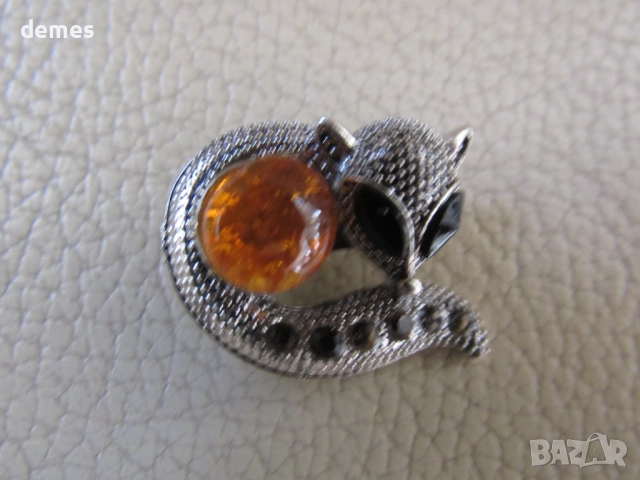 Брошка-лисица от първокласен балтийски кехлибар, снимка 3 - Колиета, медальони, синджири - 52596280