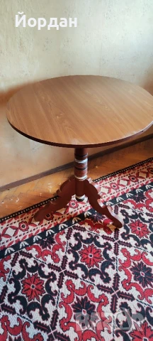 Кръгла масивна маса