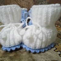 Бебешки, нови ръчно плетени бели терлички със сини бобчета, с връзки , снимка 1 - Други - 45141181
